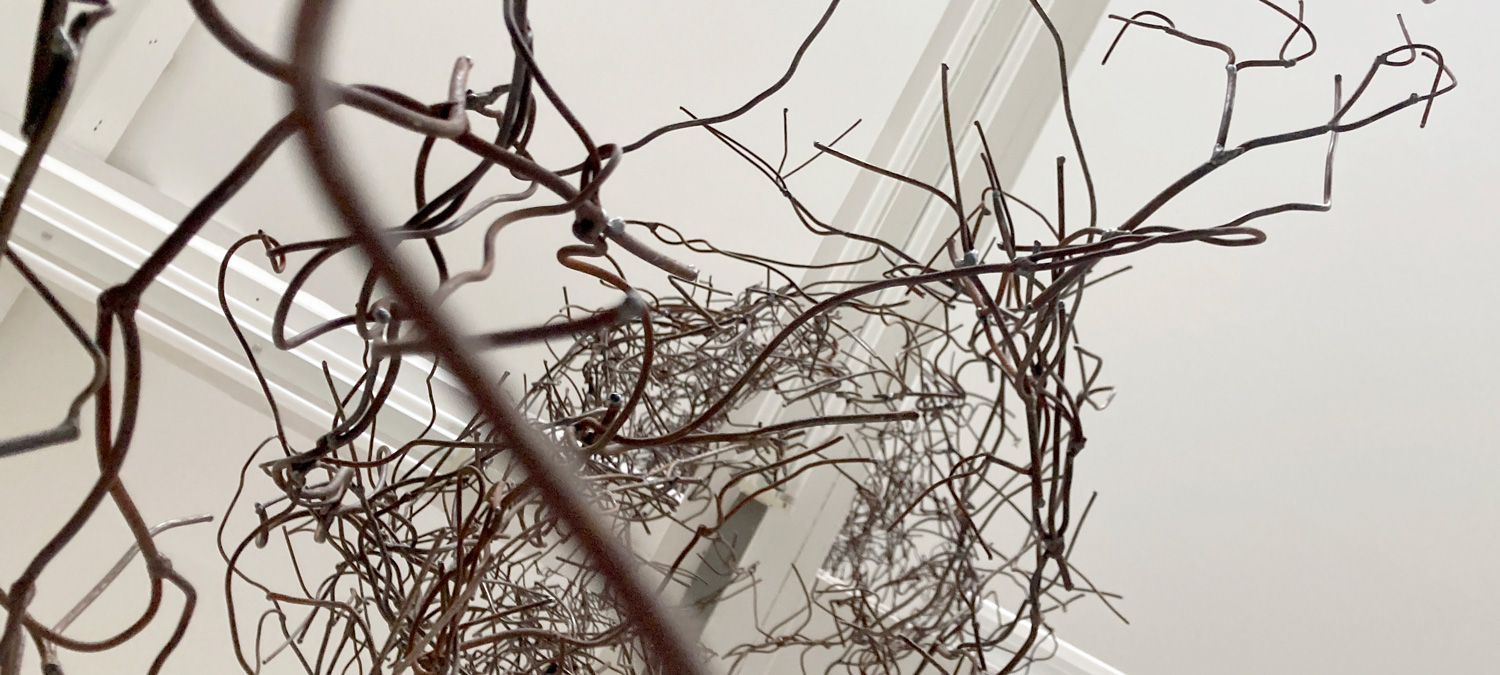 Manuele Tierler, Skulptur, „Weed“ Installation Ausstellung im Raum für Pflanzen, Orangerie Kirchberg Jagst, 2024